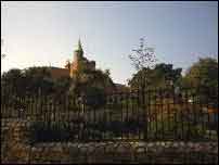 A green gate with the words 'Killiney Hill' written in white