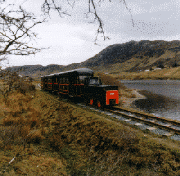 Photograph of the Simplex 102T Loco with tramcars 
(29Kbytes)