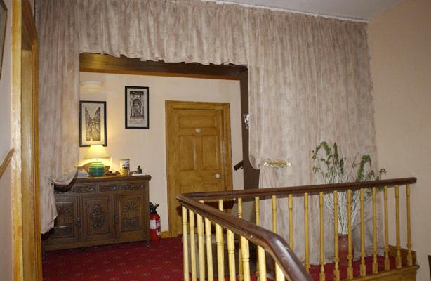 Upstairs Hall.jpg (46482 bytes)