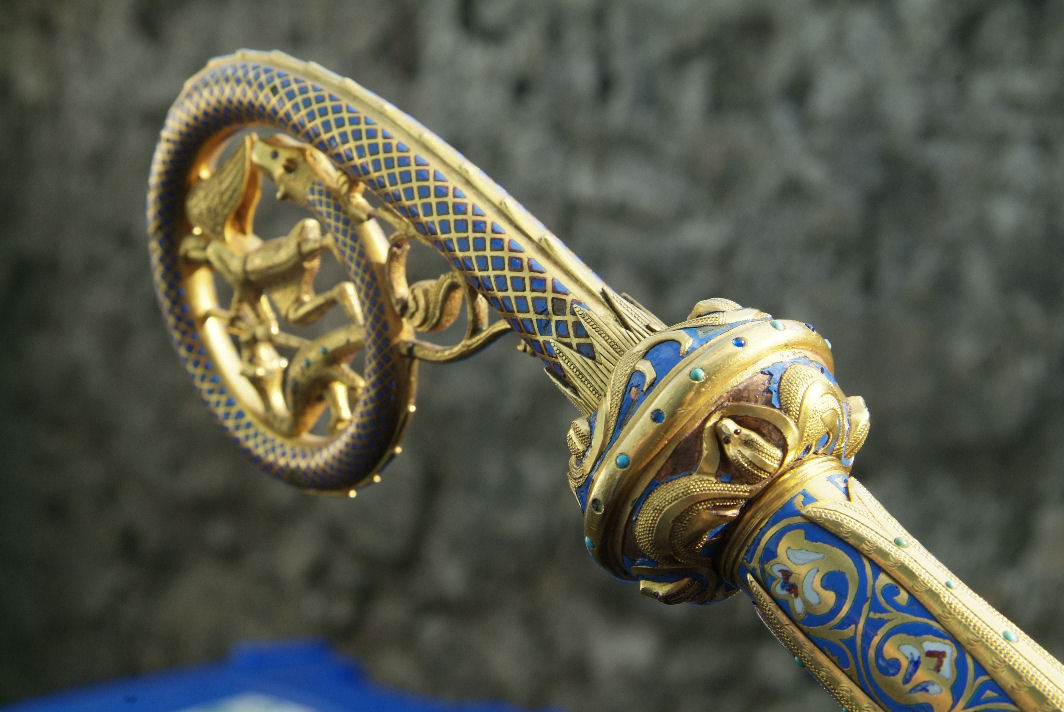 detail of serpents on knop