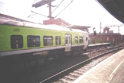 Dieseltreinstellen in Commuter-uitvoering in Connolly Station, Dublin, Ireland. 2003 - Huib Zegers