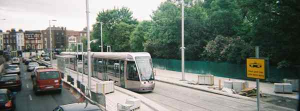 Luas tramstel tijdens het proefbedrijf op de Green Line op het eindpunt St. Stephens Green. - 2004 Huib Zegers