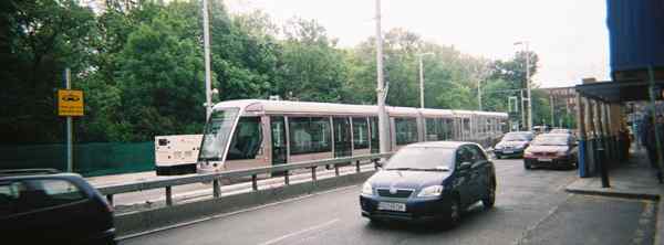 Luas tramstel tijdens het proefbedrijf op de Green Line op het eindpunt St. Stephens Green. - 2004 Huib Zegers