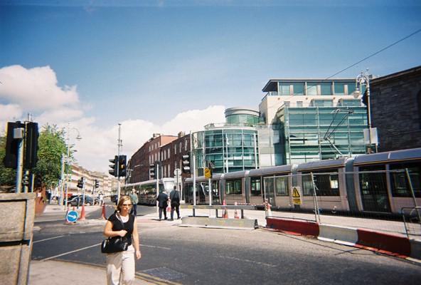 Twee Luas trams ontmoeten elkaar tijdens het proefbedrijf op de Green Line in Harcourt Street. - 2004 Huib Zegers